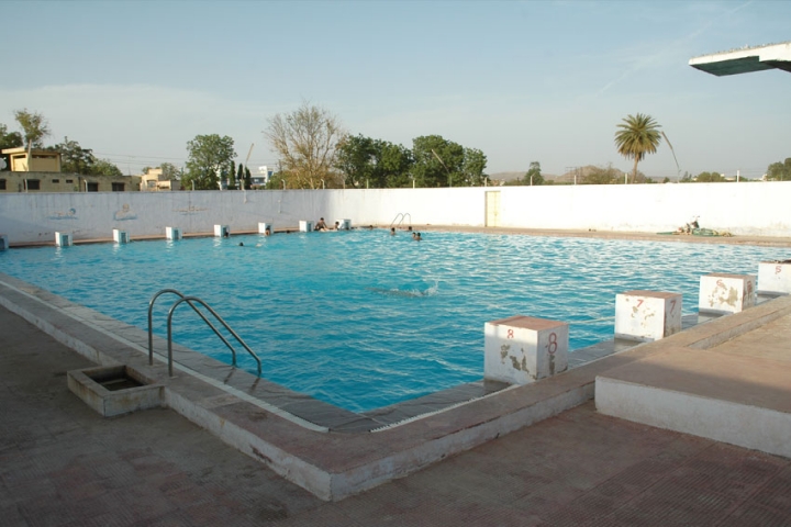 https://cache.careers360.mobi/media/colleges/social-media/media-gallery/1663/2020/10/13/Swimming pool of Bhupal Nobles University Udaipur_Others.jpg
